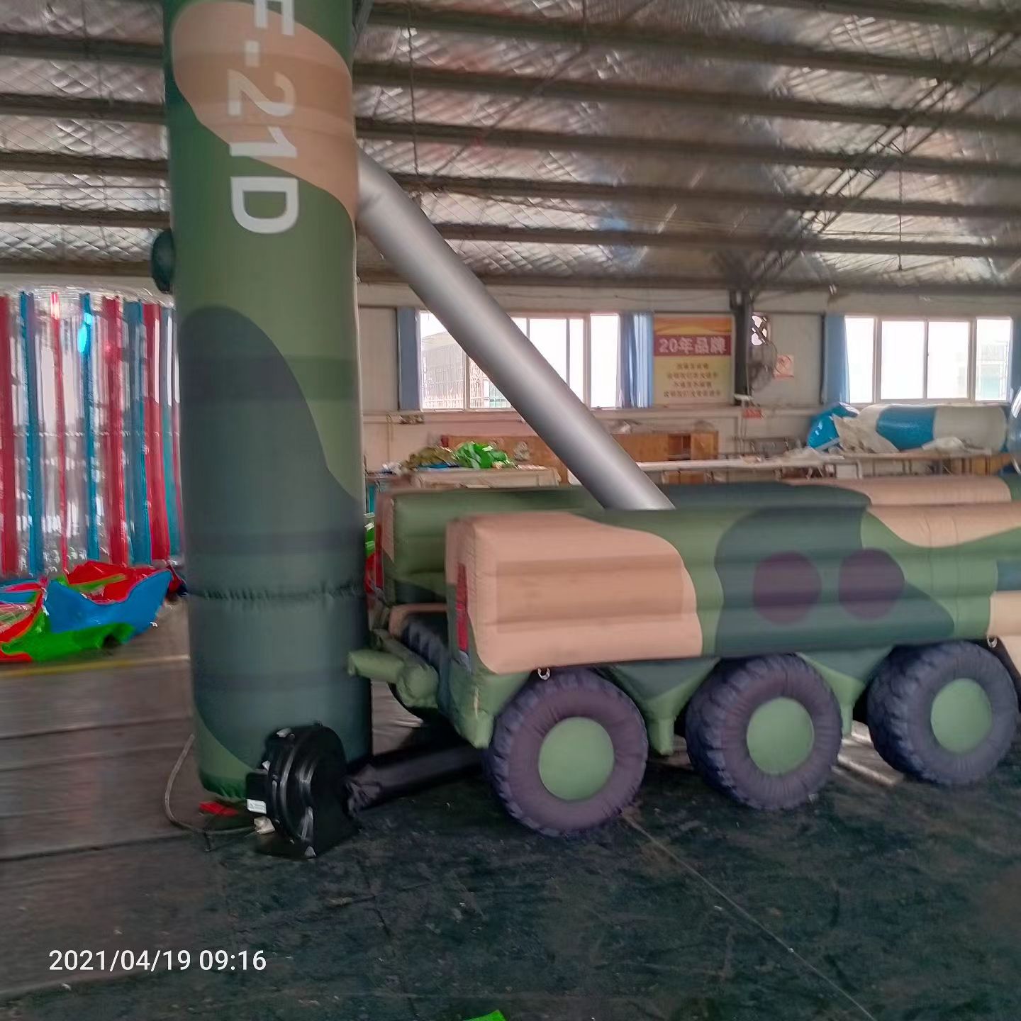 新平军事演习中的充气目标车辆：模拟发射车雷达车坦克飞机
